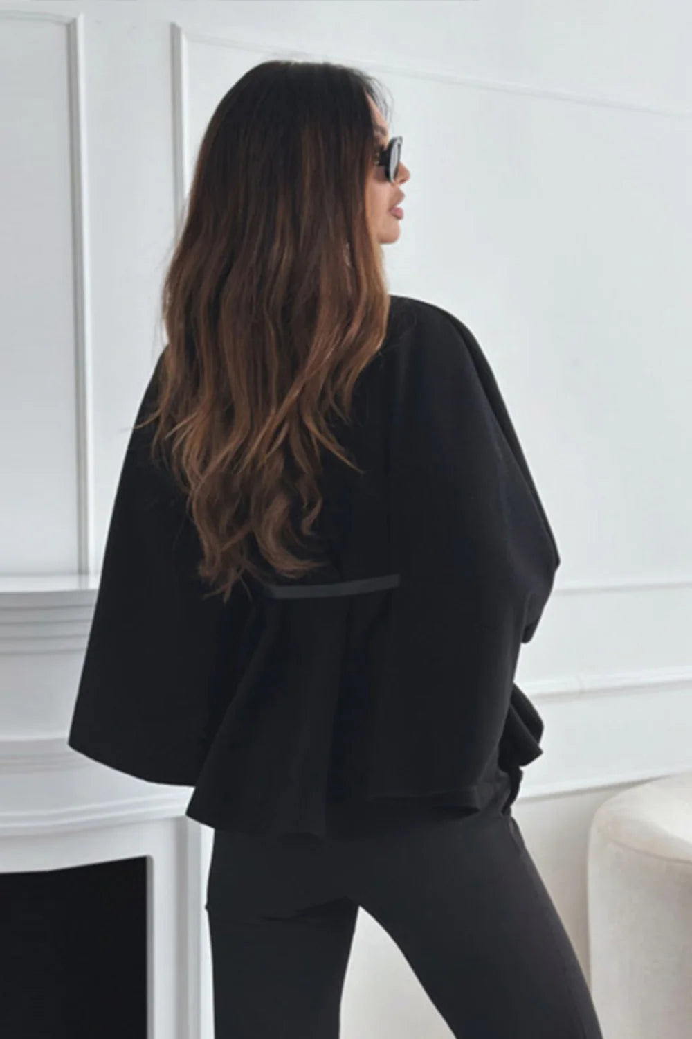 Cape Noir™ | Women's Statement Cape | Lightweight Fabric, Stylish Design & Versatile Layering