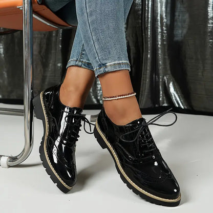 Women's Oxford Shoes in Patent Leather - Stylish and Durable Footwear for Everyday Wear