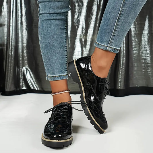 Women's Oxford Shoes in Patent Leather - Stylish and Durable Footwear for Everyday Wear