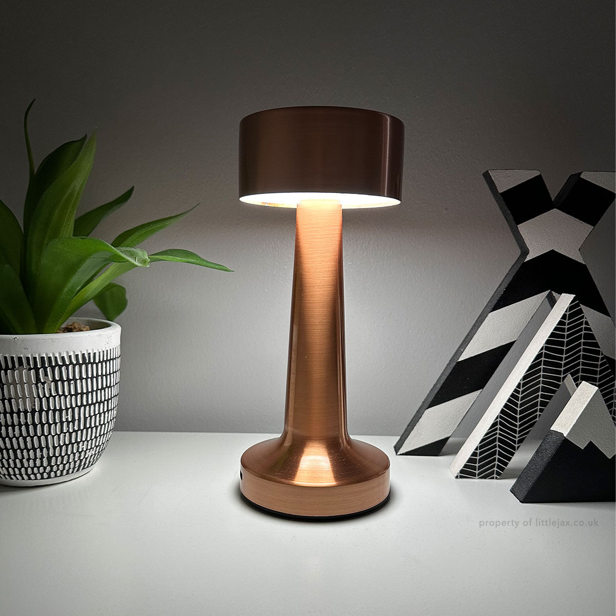 Rechargeable Minimalist Table Lamp - Modern Cordless Design