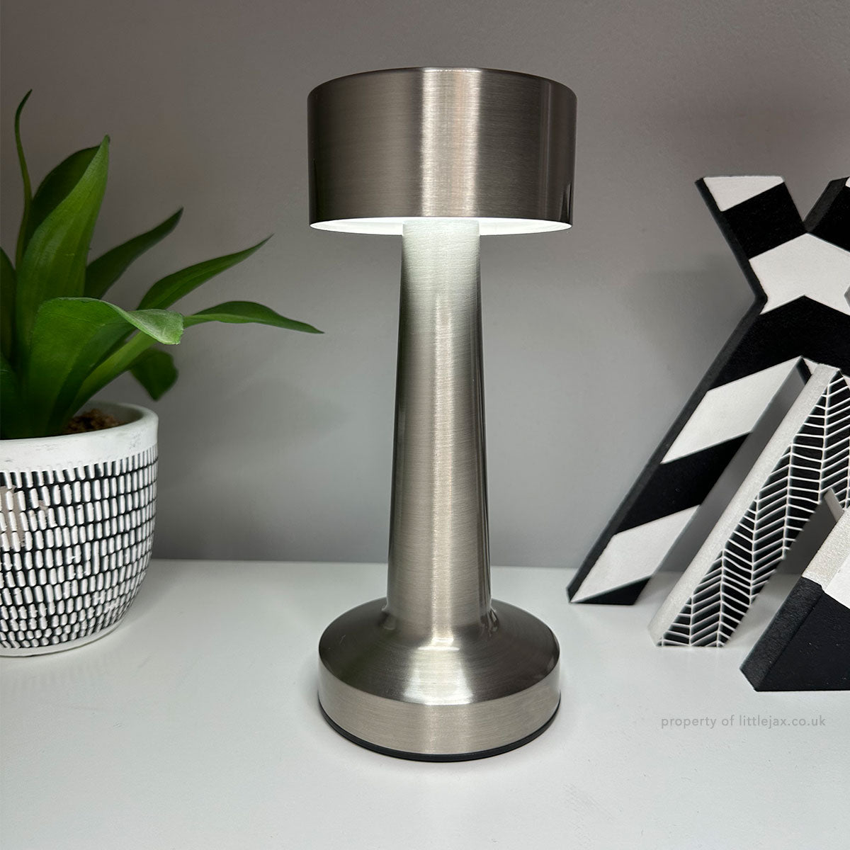 Rechargeable Minimalist Table Lamp - Modern Cordless Design